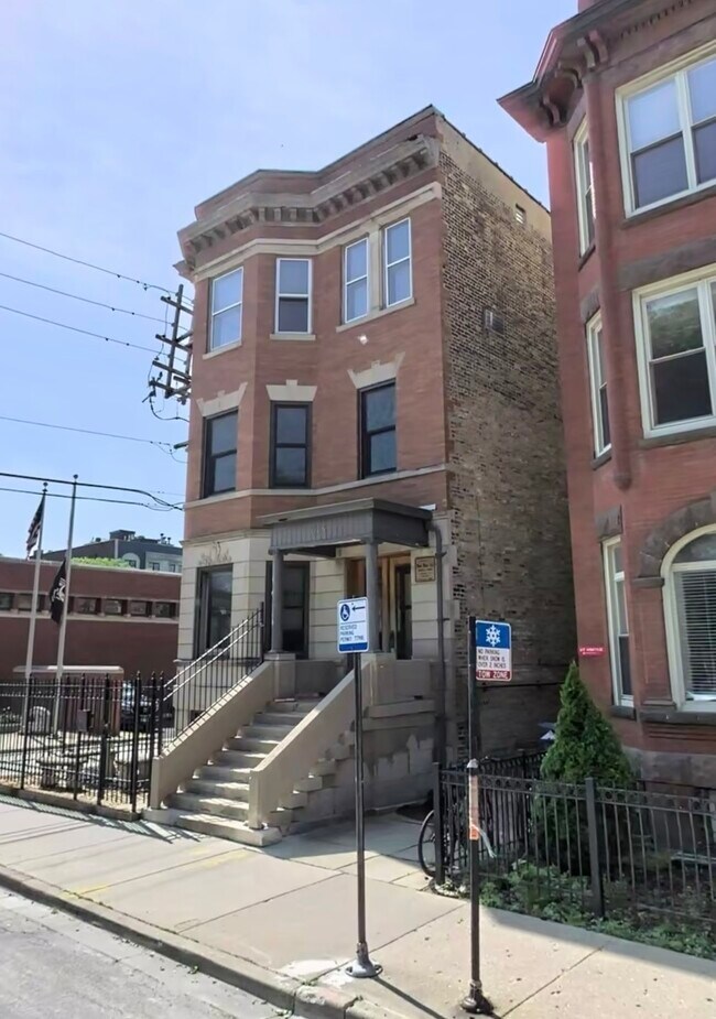 Building Photo - 615 W Armitage Ave