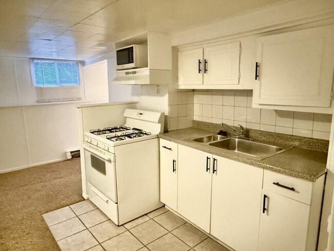 Building Photo - 925 Wilson Ave S