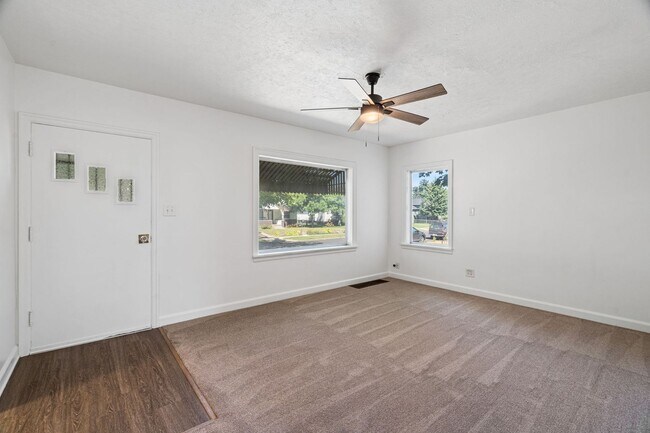 Building Photo - Spacious 4 Bed, 3 Bath Corner Lot Home!