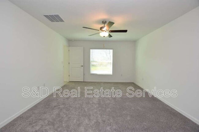 Building Photo - 1940 Red Loop