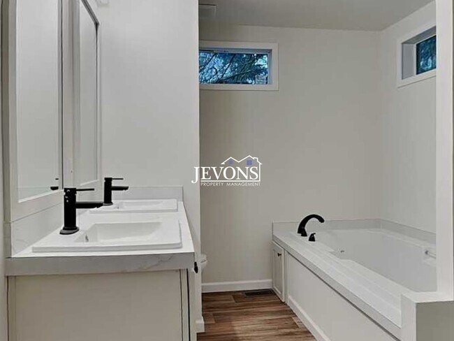 Building Photo - Rent Ready!