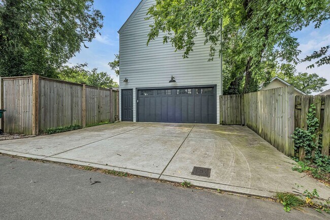 Building Photo - Great price for a huge house! CHARMING Sylvan Heights home 4 Bed 4 Bath. Beautiful private backya...