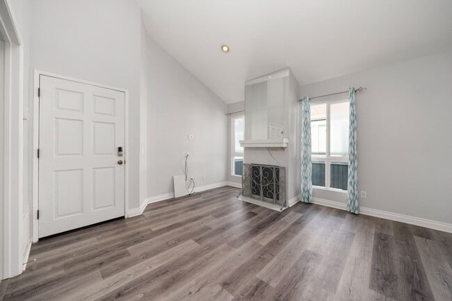 Building Photo - Seawind Upper Unit with Vaulted Ceilings a...