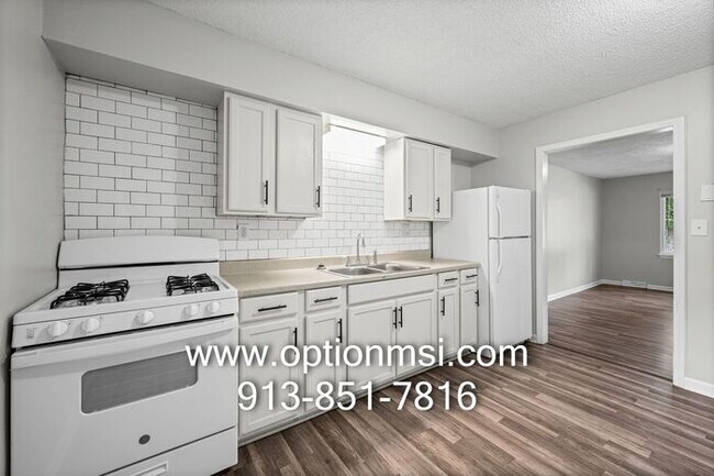 Building Photo - Very Spacious and ready for immediate move-in!!