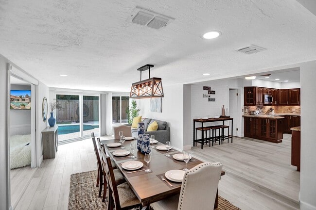 Building Photo - 470 SE 4th Ct