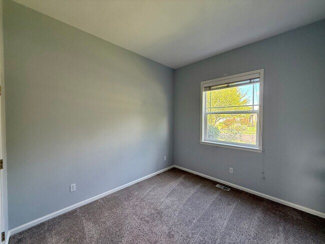 Building Photo - Single Level Cresent Meadows Home