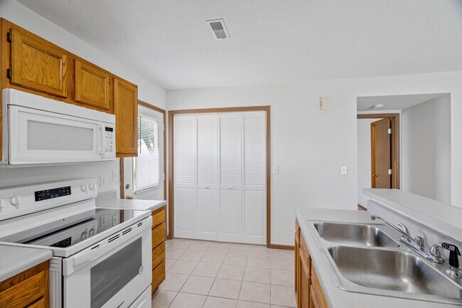 Building Photo - 2507 Carnation Dr