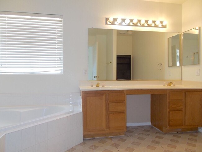Building Photo - Beautiful 2 Story Home in Northwest!