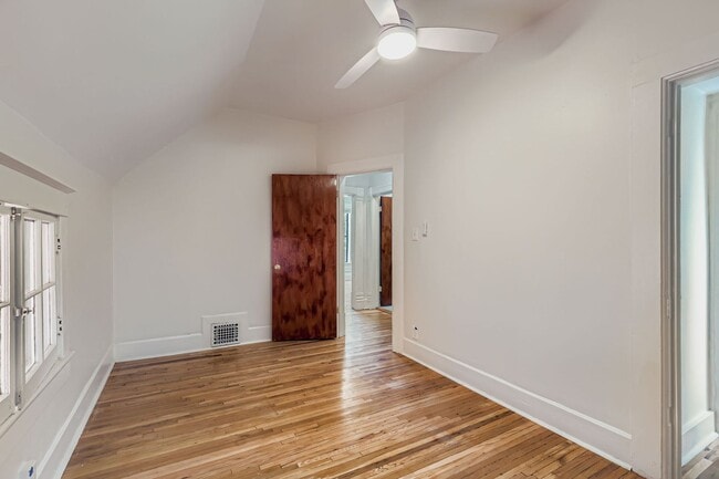 Building Photo - Charming Upper-Level 2 bed 1 bath Unit in ...