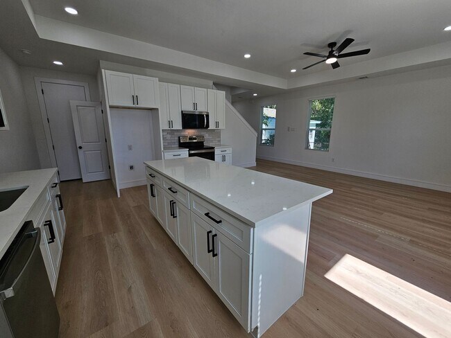 Building Photo - Available now ready for immediate move in ...