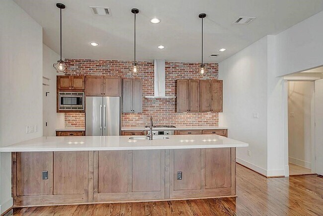 Building Photo - 5810 Venice St