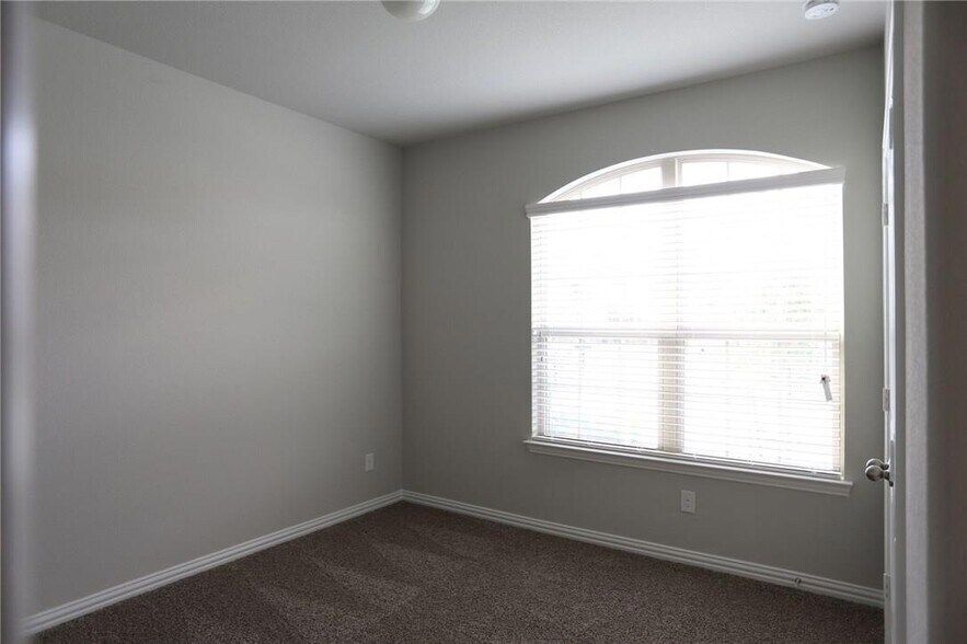 Building Photo - 15928 Holly Crk