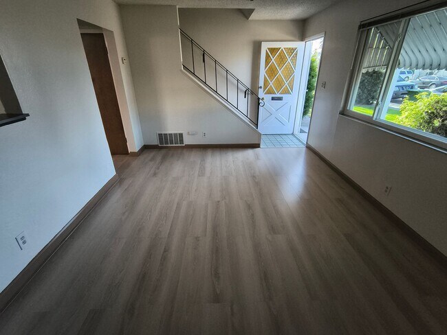 Building Photo - EBN T 22274 - 22278