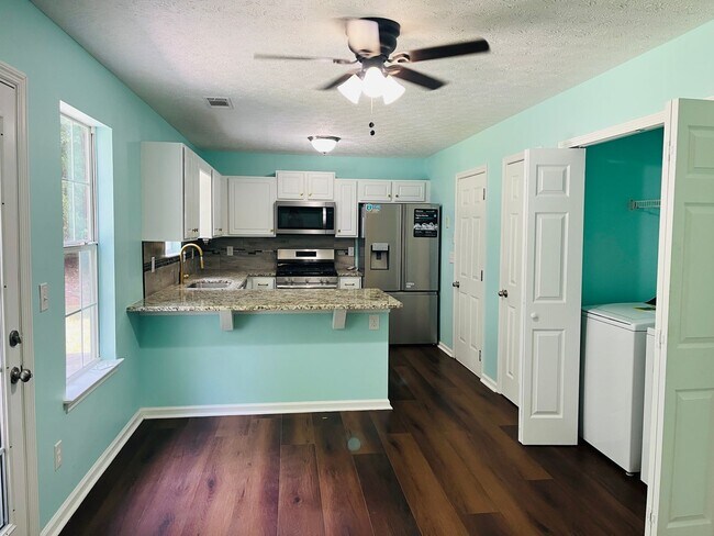 Building Photo - Wow! 3 bedroom 2 bathroom in Senoia. Must ...