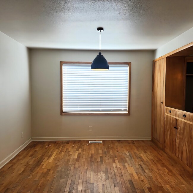 Building Photo - 911 W Leola St