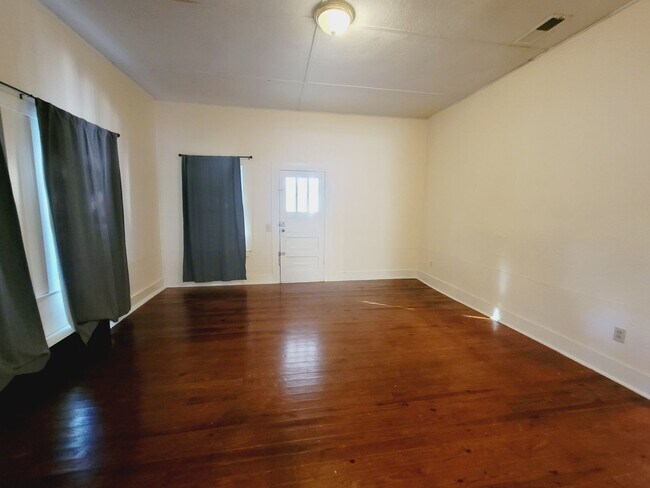 Building Photo - PRIVATE & Spacious 2/1 SE House on 1 Acre w/ Wood Floors, Washer/Dryer, & Screened Porch! Avail N...