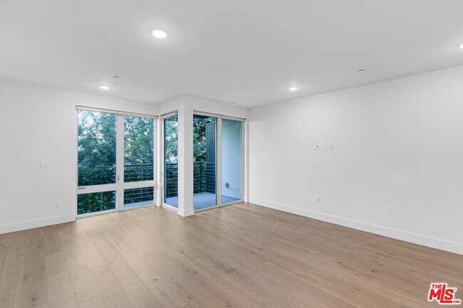 Building Photo - 2000 Beachwood Dr