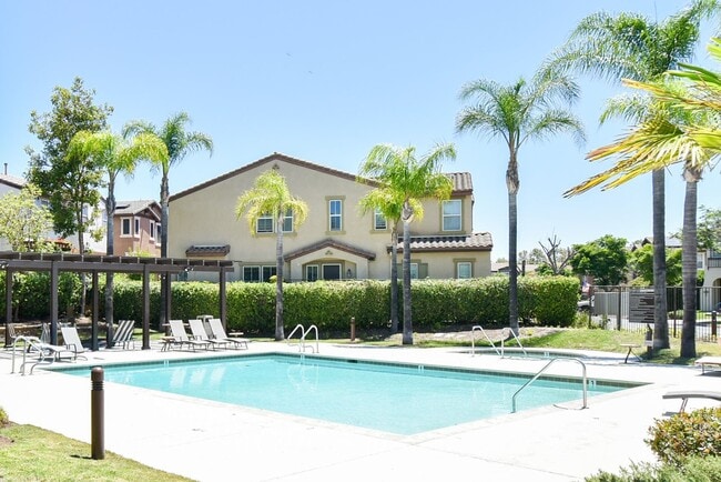 Building Photo - Beautiful 4 Bed, 3.5 Bath Townhouse