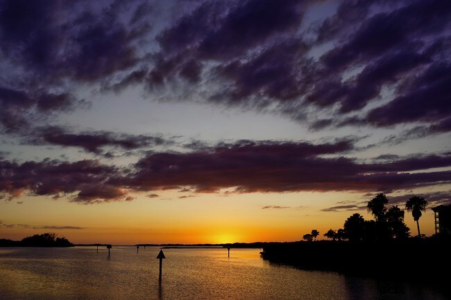 Building Photo - 1363 Oceanview Dr