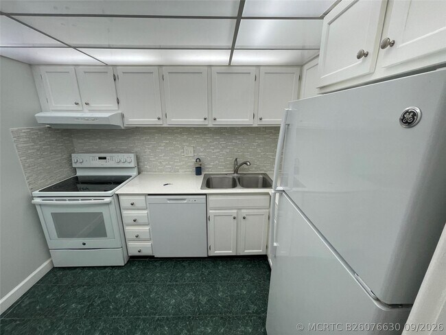 Building Photo - 3740 Inverrary Dr