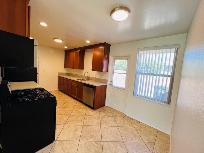 Building Photo - Charming 1 Bedroom unit, completely remodeled with In-Unit Washer/Dryer!