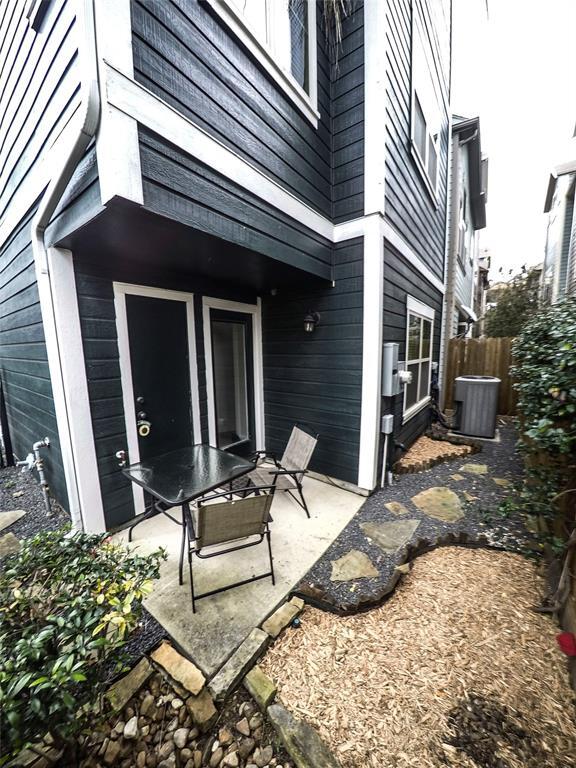 Building Photo - 736 Nicholson St