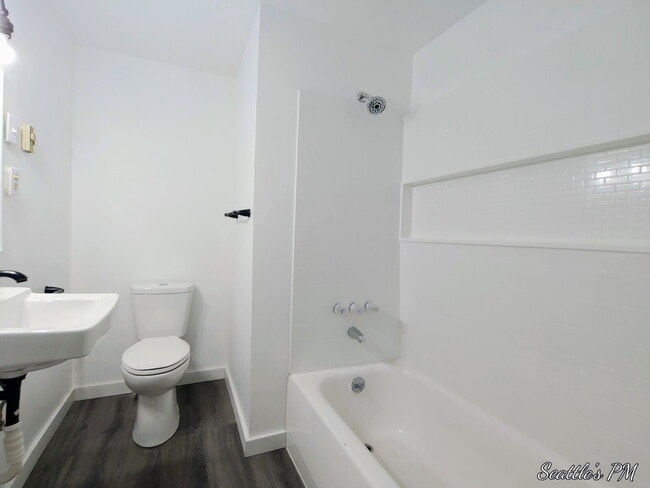 Building Photo - **FREE JUNE RENT**Newly Remodeled 1bdrm in Convenient Eastlake Neighborhood with Washer\Dryer and...