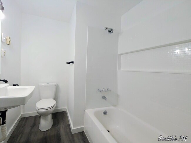 Building Photo - Newly Remodeled 1bdrm in Convenient Eastlake Neighborhood with Washer\Dryer and Parking