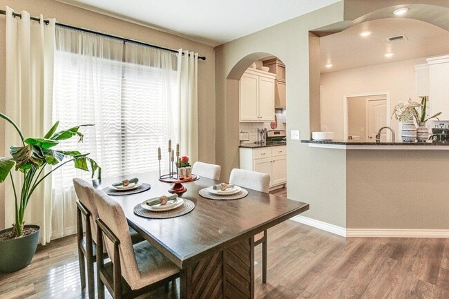 Building Photo - 806 E 19th St