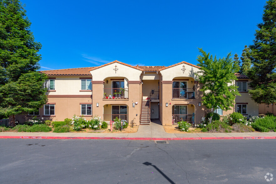 Primary Photo - Vineyard Family Apartments