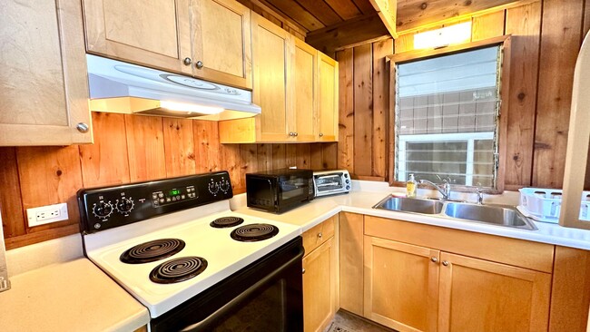 Building Photo - Available Now - Highly Desired 2 Bedroom, ...
