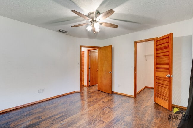 Building Photo - 2025 Willow Oak Dr