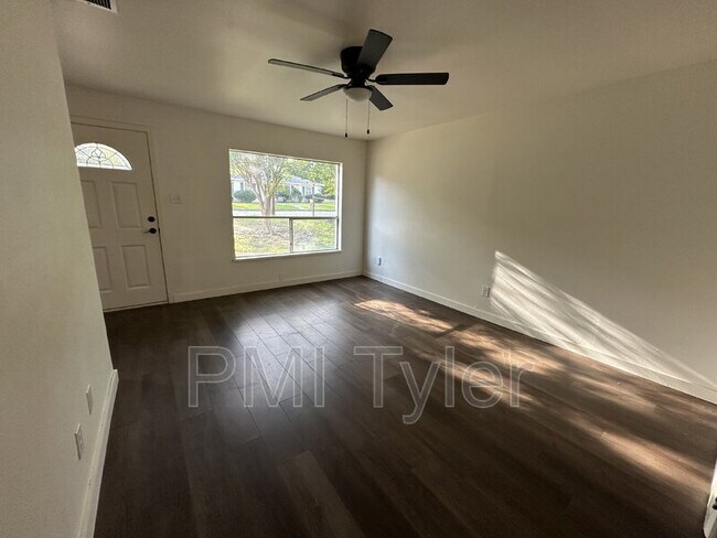 Building Photo - 1538 N Hill Ave