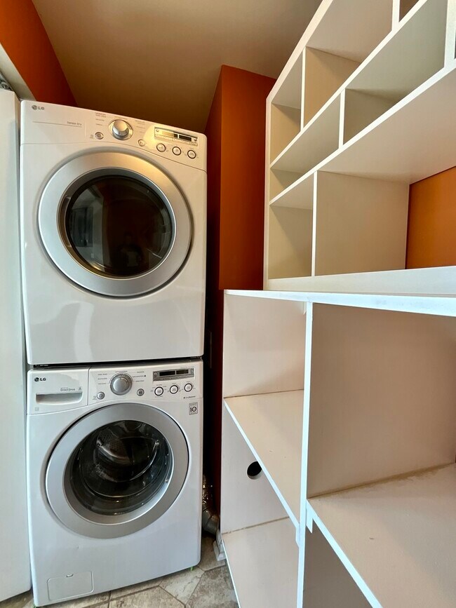 Building Photo - 290 Crestview Dr