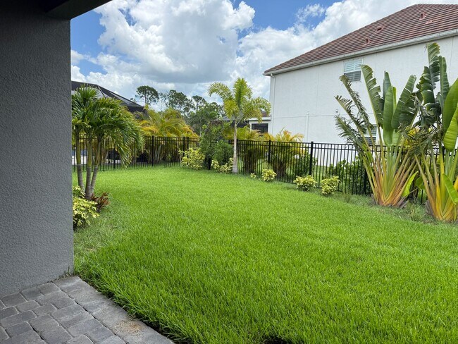 Building Photo - 5 Bedroom 4 Bath W/Office & 3-Car Garage (...
