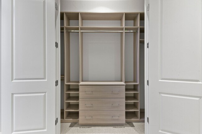 Building Photo - Stunning high rise unit in the affluent River Oaks District!