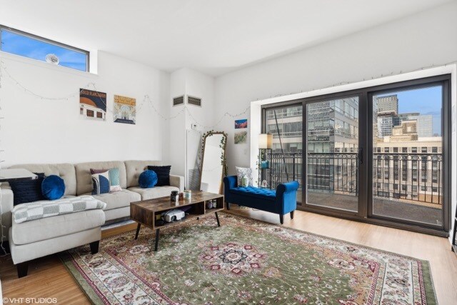 Building Photo - 8 W Monroe St