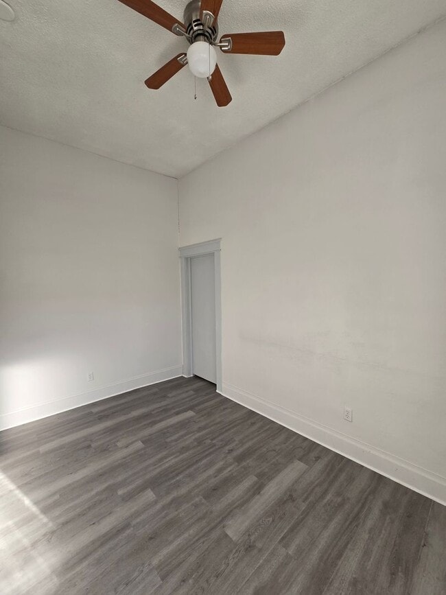 Building Photo - SPACIOUS 3 BEDROOM 1.5 BATHROOM APARTMENT ...