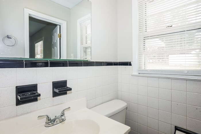 Building Photo - 445 Birch St