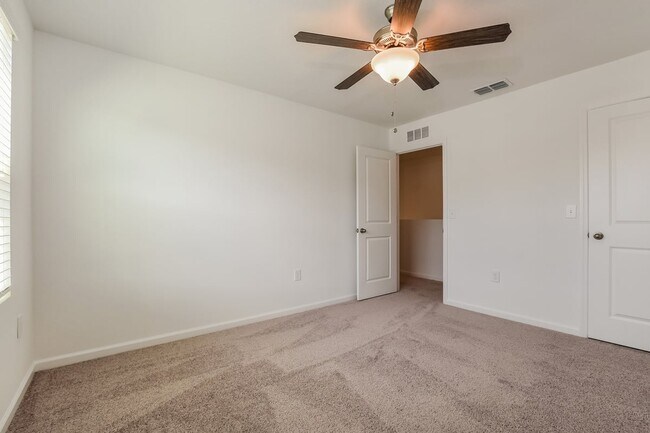 Building Photo - 2084 Hemingway Cir