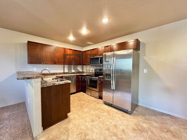 Building Photo - 203 E 6th St