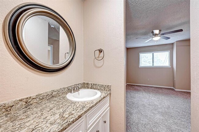Building Photo - 13922 Hollowgreen Dr