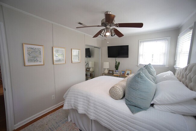 Building Photo - Two Bedroom Cottage in Five Points - Insid...