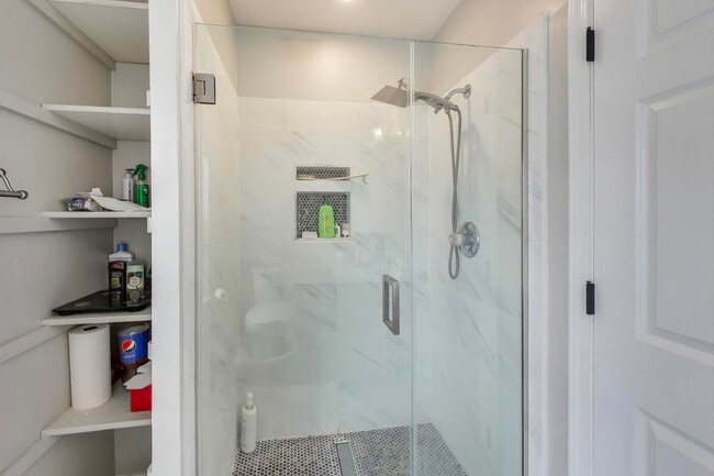 Building Photo - 9 Monroe Ct