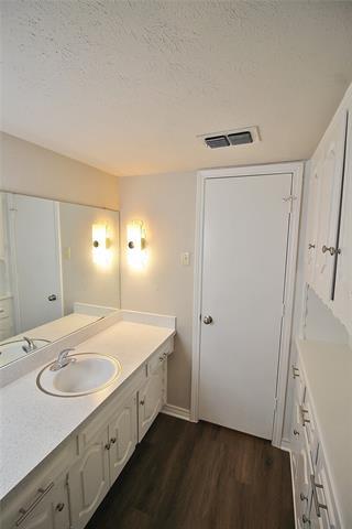 Building Photo - 4219 Oak Arbor Dr