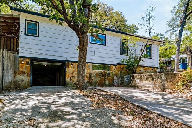 Building Photo - 1201 Loma Dr