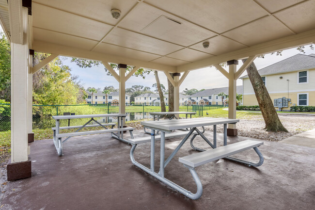 Outdoor picnic seating - Park Villas Apartments