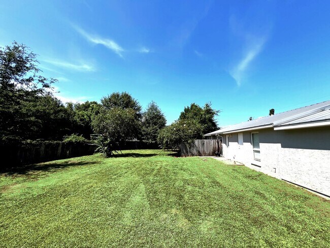 Building Photo - 3039 Headland Ave