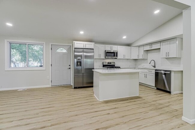 Building Photo - 835 Niagara Ln N