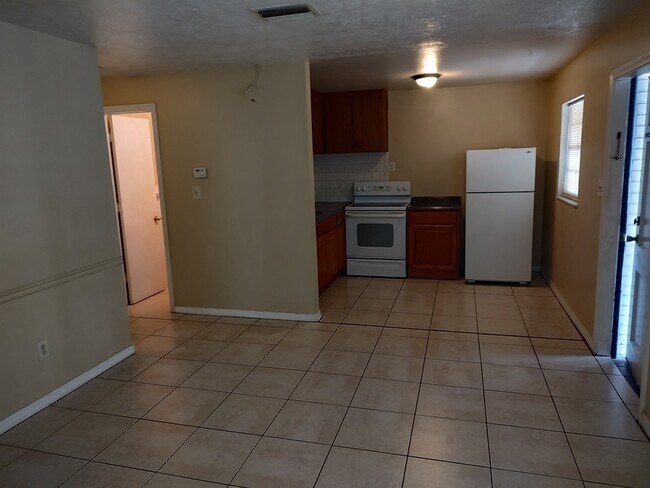 Building Photo - 119 Lithia Pinecrest Rd